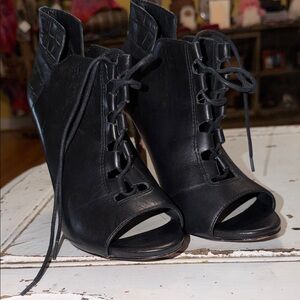 Pour La Victoire Black Lace-Up Heels